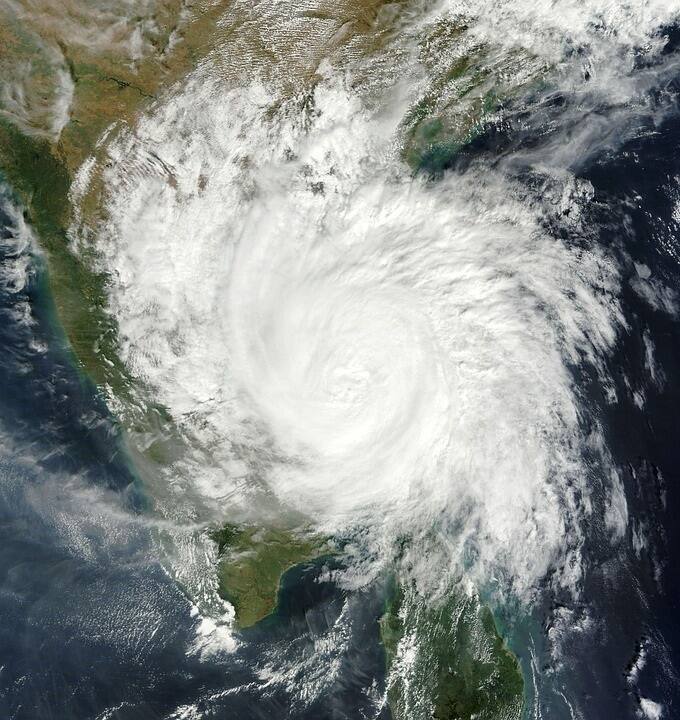 ঘূর্ণিঝড়ের সময় বিদ্যুৎ বিভ্রাট ঘটতে পারে। তাই আগে থেকে হ্যারিকেন বা চিমনিতে কেরোসিন তেল ভরে রাখুন। এছাড়াও হাতের কাছে টর্চ এবং অন্য আলোর বন্দোবস্ত করে রাখুন। মোবাইল ফোনে চার্জ দিয়ে রাখতে ভুলবেন না। যাতে প্রয়োজনে কারও সঙ্গে যোগাযোগ করতে পারেন।