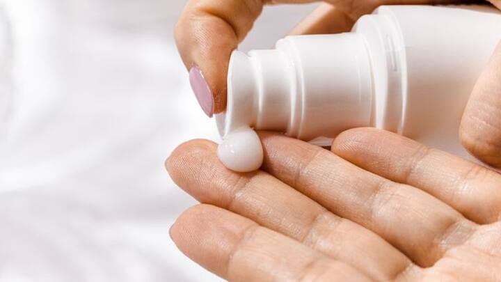 বয়স তিরিশ ছুঁইছুঁই হলেই স্বাভাবিক নিয়মে বার্ধক্য নিয়ে মাথাব্যথা শুরু হয় আমাদের। আয়নার সামনে দাঁড়িয়ে চলে ত্বক পর্যবেক্ষণ। ত্বক ভাল রাখতে তাই হাতের কাছে যা পাই, দু’হাত বাড়িয়ে টেনে নিই।