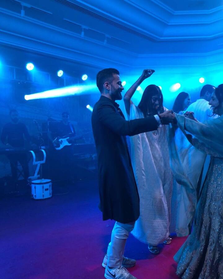 सालगिरह के मौके पर आनंद आहूजा ने अपने इंस्टग्राम पर बीवी के साथ कुछ रोमांटिक तस्वीरें शेयर की हैं जिसमें कपल के बीच बेशुमार प्यार दिख रहा है.