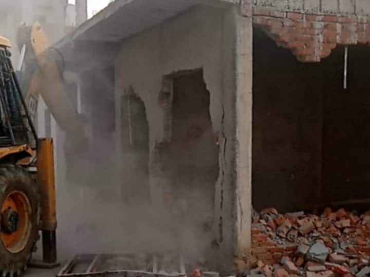 Greater Noida Authority Uttar Pradesh demolished illegal construction in Shahberi by bulldozer ANN ग्रेटर नोएडा में अवैध निर्माण पर चला प्राधिकरण का बुलडोजर, 8 दुकान और 4 फ्लैट ढहाया गया, CEO ने लोगों से की ये अपील