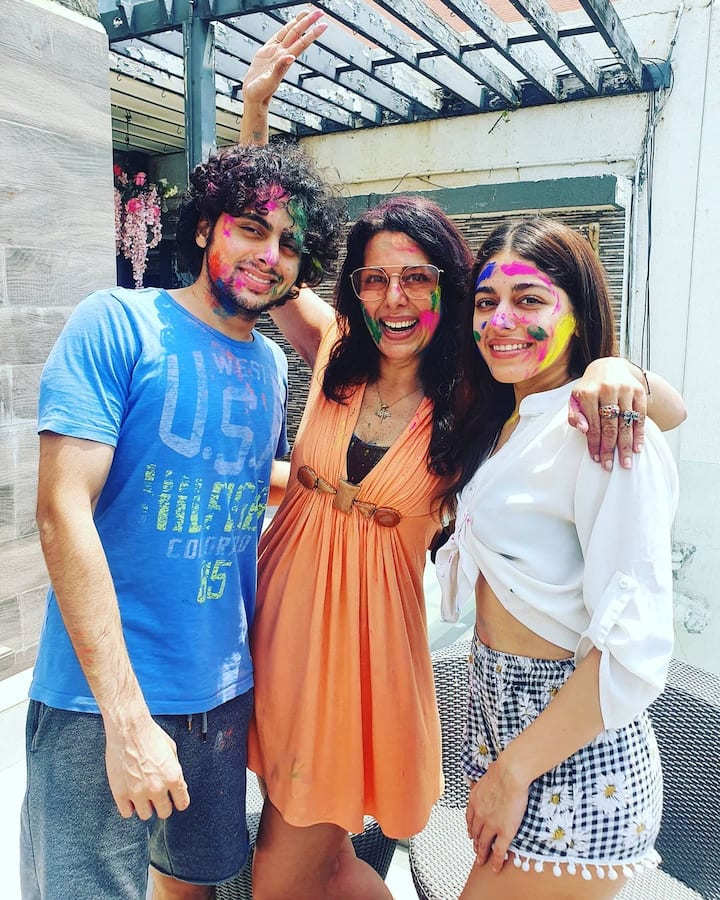 पूजा बेदी के दो बच्चे हैं अलाया और ओमर. फरहान फर्नीचरवाला से तलाक के बाद पूजा दोनों बच्चो की परवरिश अकेले कर रही हैं.