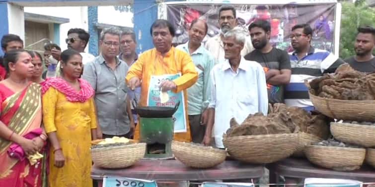 LPG Price Hike Protest : Kamarhati TMC Councillor protests by frying luchi on road LPG Price Hike Protest : রান্নার গ্যাসের দামবৃদ্ধির প্রতিবাদ, রাস্তায় উনুন জ্বেলে লুচি ভাজলেন তৃণমূল কাউন্সিলর; বিলি ঘুঁটে-কয়লা