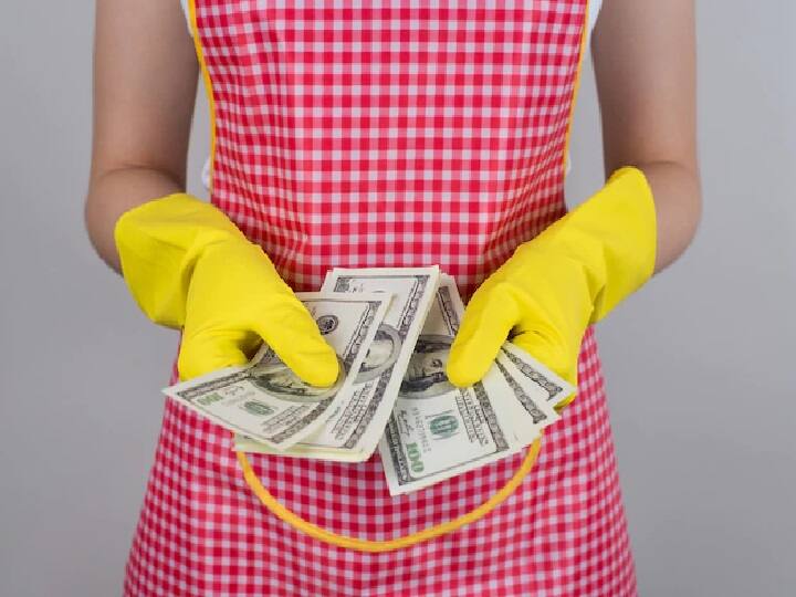 महिलाएं सेविंग के साथ-साथ मार्केट निवेश ऑप्शन्स के बारे में भी सोच सकती है. एलआईसी (LIC Policy), पोस्ट ऑफिस, बैंक एफडी (Bank FD) आदि कई ऐसे ऑप्शन्स हैं जिसमें आप निवेश करके फ्यूचर की बेहतर प्लानिंग कर सकती हैं. (PC: Freepik)