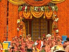 PHOTO : फुलांनी सजलं 'बद्रीनाथ धाम'; 6 महिन्यांनी दरवाजे उघडले, दर्शनासाठी भाविकांची रिघ