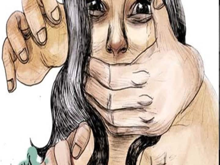 Uttar Pradesh physical abuse by father, Banda woman found hanging Crime : தந்தையே பாலியல் வன்கொடுமை: தூக்கிட்டு தற்கொலை செய்துகொண்ட மகள்..!