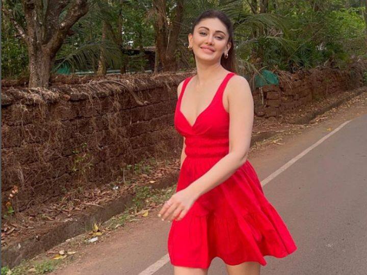 फोटो पोस्ट करताना तिने कॅप्शनमध्ये लिहिले आहे की, ती बाहेर फिरायला गेली आहे. कमेंट सेक्शनमध्ये चाहते शेफाली जरीवालाचे जोरदार कौतुक करत आहेत.