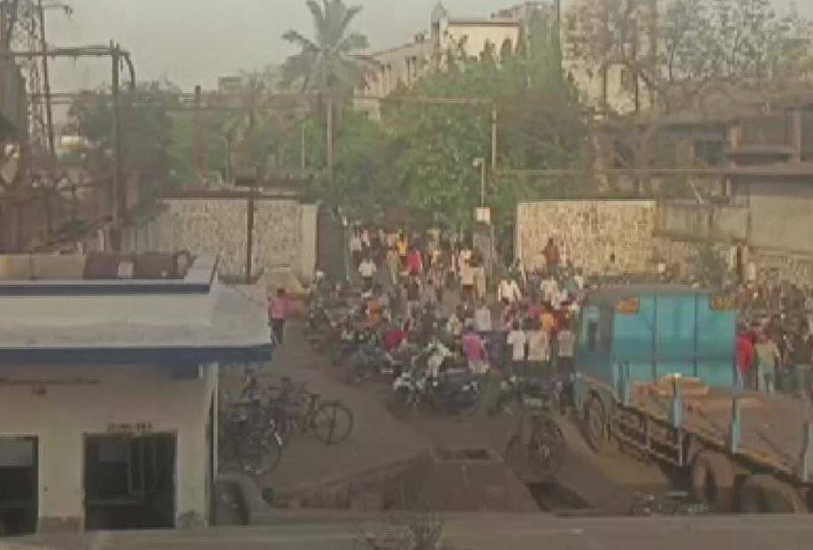 Palghar Boisar company issue 19 police injured, 27 arrested Palghar : बोईसरमधील कंपनीत राडा; 19 पोलिस जखमी, 27 जणांना अटक