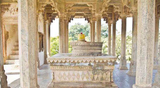 ਇਸੇ ਤਰ੍ਹਾਂ ਛੱਤਰੀ ਦੇ ਆਲੇ-ਦੁਆਲੇ ਤੀਰਾਂ ਵਿੱਚ ਹਾਥੀਆਂ ਦੀਆਂ ਵੱਖ-ਵੱਖ ਆਸਣਾਂ ਦੀਆਂ ਤਸਵੀਰਾਂ ਹਨ। ਇਸ ਦੇ ਨਾਲ ਹੀ ਛੱਤਰੀ ਦੇ ਵਿਚਕਾਰ ਇੱਕ ਵੱਡਾ ਸ਼ਿਵਲਿੰਗ ਵੀ ਬਣਿਆ ਹੋਇਆ ਹੈ।