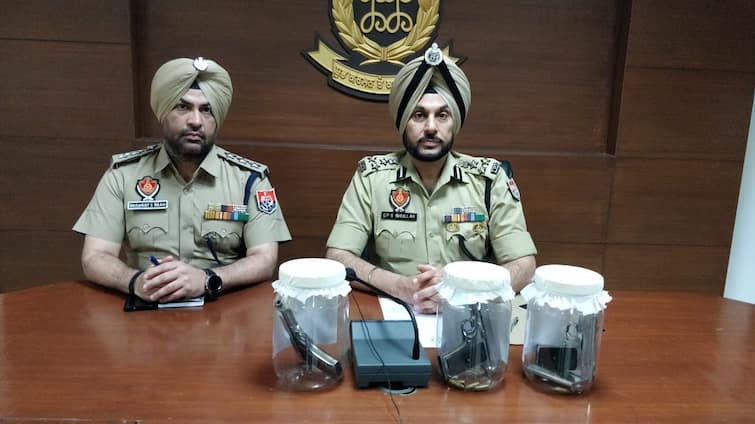 Punjab Police avert possible target killing attempt, arrest one person with 3 pistols ਟਾਰਗੇਟ ਕਿਲਿੰਗ ਦੀ ਸਾਜ਼ਿਸ਼? ਪੰਜਾਬ ਪੁਲਿਸ ਨੇ 3 ਪਿਸਤੌਲਾਂ ਤੇ ਹਥਿਆਰਾਂ ਸਣੇ ਮੁਲਜ਼ਮ ਕੀਤਾ ਕਾਬੂ