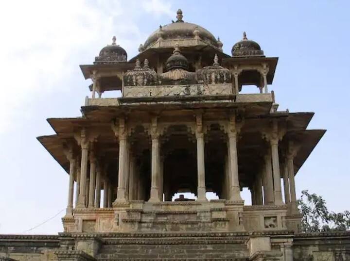 ਇਸ ਛੱਤਰੀ ਦੇ ਅੰਦਰ ਦਾਖਲ ਹੋਣ ਤੋਂ ਬਾਅਦ, ਸੈਲਾਨੀਆਂ ਲਈ ਆਸਾਨੀ ਨਾਲ 84 ਥੰਮਾਂ ਦੀ ਗਿਣਤੀ ਕਰਨਾ ਆਸਾਨ ਨਹੀਂ ਹੈ. ਇਹ ਛੱਤਰੀ ਤਿੰਨ ਹਿੱਸਿਆਂ ਵਿੱਚ ਬਣੀ ਹੈ। ਹਾਲਾਂਕਿ ਇਹ ਛੱਤਰੀ ਭਾਰਤੀ ਪੁਰਾਤੱਤਵ ਵਿਭਾਗ ਦੇ ਅਧੀਨ ਹੈ।