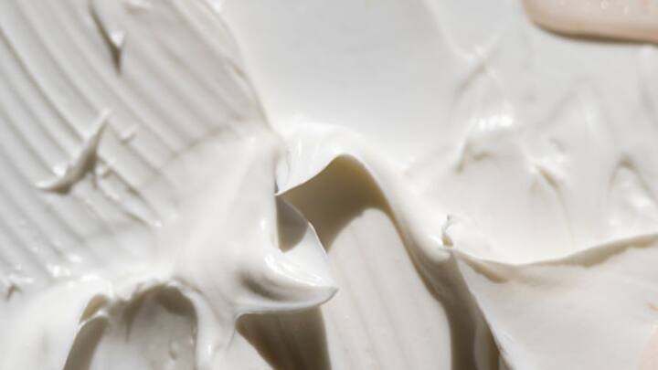 বিশেষজ্ঞরা জানিয়েছেন, রোদে বেরোলে সূর্যের অতিবেগুনি রশ্মি UVB এবং UVA ত্বকের ক্ষতি করে, প্রদাহ তৈরি করে, তাতেই ভাঁজ পড়ে ত্বকে, ত্বক আলগা হয়ে যায়, জেল্লা হারায়, কালো ছোপ পড়ে। অকালে বার্ধক্য নেমে আসে।