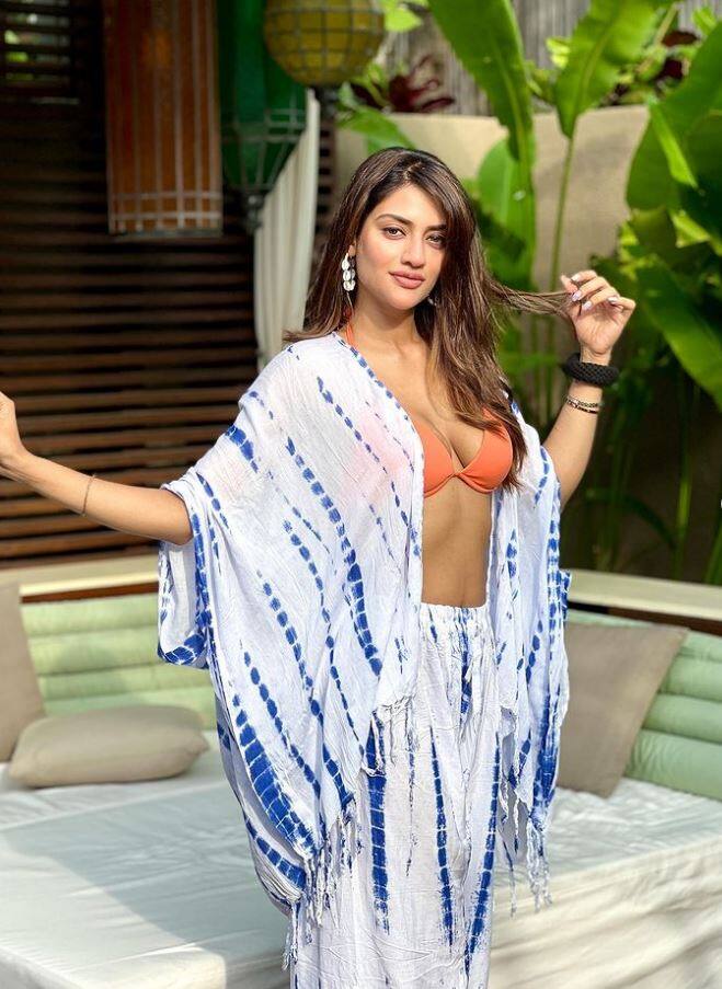 નુસરત જહાંએ તેના ઈન્સ્ટાગ્રામ એકાઉન્ટ પરથી લેટેસ્ટ ફોટા શેર કર્યા છે. જેમાં તે વ્હાઈટ અને બ્લુ કલરનો ડ્રેસ પહેરેલ જોવા મળે છે.