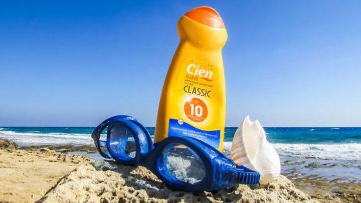 ত্বকের এই অকাল বার্ধক্য আটকানোর সেরা দাওয়াই সানস্ক্রিন বলেই মত বিশেষজ্ঞদের। তাঁরা জানিয়েছেন, সানস্ক্রিনে প্রচুর পরিমাণ অ্যান্টি অক্সিড্যান্ট থাকে, যা কিনা বয়স আটকে রাখার সেরার দাওয়াই হিসেবে বিবেচিত হয়।