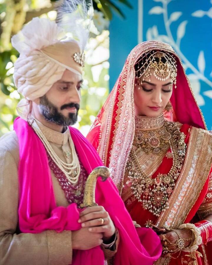 इस मौक पर सोनम कपूर ने भी अपने इंस्टाग्राम पर कुछ प्यारी तस्वीरें शेयर की हैं जिनमें दोनों रोमांटिक मूड में नज़र आ रहे हैं.