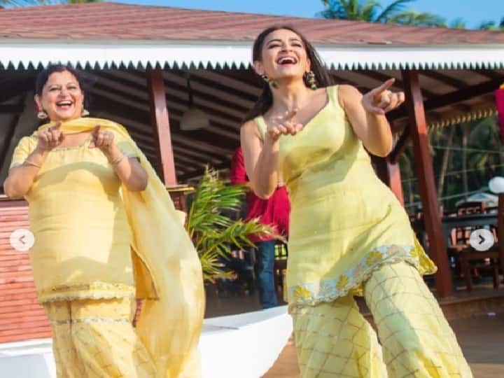 Kriti Kharbanda shares dance video with mother on Mother's Day Mother's Day: मदर्स डे पर कृति खरबंदा ने शेयर किया मां के साथ डांस वाला वीडियो, तस्वीरें भी जीत लेंगी दिल!
