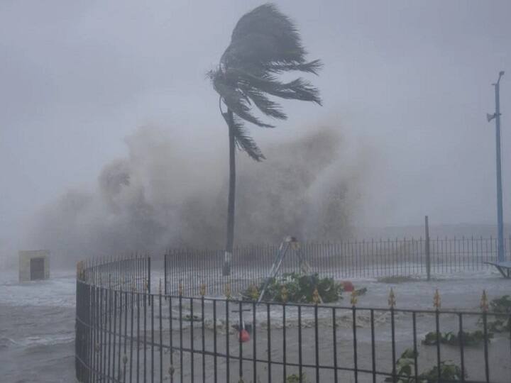 Cyclone Asani Impact news Heavy Rain In Odisha, Bengal, Andhra From Tuesday Asani Cyclone News : असनी चक्रीवादळाचा प्रभाव, ओडिशा आणि पश्चिम बंगालसह आंध्र प्रदेशमध्ये मुसळधार पावसाची शक्यता