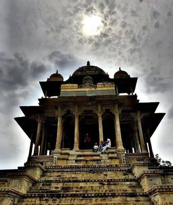 ਰਾਜਸਥਾਨ ਦੀਆਂ ਰਿਆਸਤਾਂ ਦਾ ਇਤਿਹਾਸ ਬਹੁਤ ਅਮੀਰ ਹੈ। ਇੱਥੇ ਕਿਸੇ ਦੀ ਯਾਦ ਵਿੱਚ ਇੱਕ ਯਾਦਗਾਰ ਜ਼ਰੂਰ ਮਿਲੇਗੀ।ਅਸੀਂ ਅਜਿਹੀ ਹੀ ਇੱਕ ਕਹਾਣੀ ਦੀ ਗੱਲ ਕਰ ਰਹੇ ਹਾਂ। ਜਿੱਥੇ ਰਾਜੇ ਨੇ ਆਪਣੀ ਪ੍ਰੇਮਿਕਾ ਲਈ ਨਹੀਂ ਸਗੋਂ ਆਪਣੀ ਦਾਈ ਲਈ ਹੀ ਛਤਰੀ ਬਣਵਾਈ। ਦਾਈ ਨੇ ਰਾਜੇ ਦੇ ਮਹਿਲ ਵਿੱਚ ਕੰਮ ਕਰਨ ਵਾਲੀ ਸੀ। ਅੱਜ ਇਹ ਸਮਾਰਕ ਪੂਰੀ ਦੁਨੀਆ ਵਿੱਚ ਮਸ਼ਹੂਰ ਹੈ। ਇਹ ਸਮਾਰਕ ਵੀ ਅਜਿਹਾ ਹੈ ਕਿ ਹਰ ਸਾਲ ਲੱਖਾਂ ਸੈਲਾਨੀ ਇਸ ਨੂੰ ਦੇਖਣ ਲਈ ਦੇਸ਼-ਵਿਦੇਸ਼ ਤੋਂ ਆਉਂਦੇ ਹਨ ਅਤੇ ਹਰ ਸਾਲ ਇਸ ਵਿਲੱਖਣ ਸਮਾਰਕ ਨੂੰ ਦੇਖਣ ਲਈ ਆਉਂਦੇ ਹਨ। ਪੂਰੇ ਦੇਸ਼ ਵਿੱਚ ਇਸ ਸਮਾਰਕ ਨੂੰ ਵਿਸ਼ਵ ਪ੍ਰਸਿੱਧ 84 ਥੰਮ੍ਹ ਵਾਲੀ ਛੱਤਰੀ ਵਜੋਂ ਜਾਣਿਆ ਜਾਂਦਾ ਹੈ। ਇਸ ਛਤਰੀ ਵਿੱਚ 84 ਥੰਮ੍ਹ ਹਨ ਅਤੇ 1600 ਕੋਨੇ ਹਨ। ਕੋਈ ਵੀ ਸੈਲਾਨੀ ਇਨ੍ਹਾਂ 84 ਥੰਮ੍ਹਾਂ ਨੂੰ ਆਸਾਨੀ ਨਾਲ ਗਿਣ ਨਹੀਂ ਸਕਦਾ।