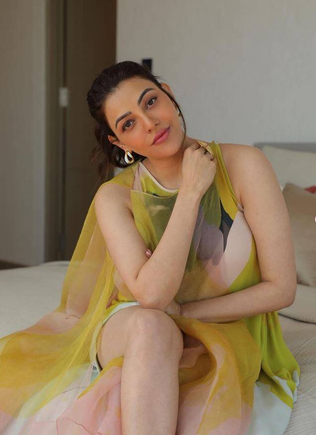 અભિનેત્રીએ તેના ટોન્ડ લેગ્સને ફ્લોન્ટ કર્યા છે. તેની આ તસવીરોએ ચાહકોનું દિલ જીતી લીધું છે.