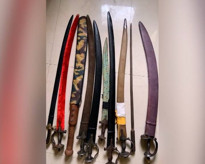 Nanded news Stocks of illegal swords found near finance company Nanded police action Nanded : फायनान्स कंपनीवाल्याकडे सापडला अवैध तलवारींचा साठा, नांदेड पोलिसांची कारवाई