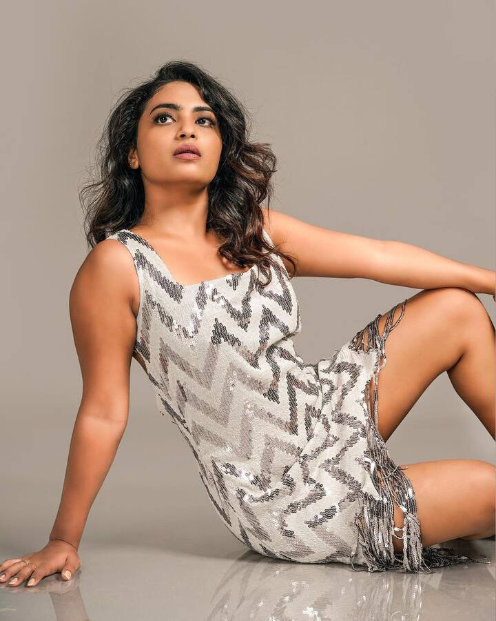 యాడ్స్ లో, యూట్యూబ్ సిరీస్ లలో చాలా బిజీగా ఉంది ఈ భామ. -Image credit: Harika alekhya/Instagram