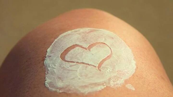 তাই জানলার পাশে বসে থাকলেও অন্তত SPF-30 যুক্ত সানস্ক্রিন মেখে থাকার পরামর্শ দিচ্ছেন বিশেষজ্ঞরা। তাঁদের মতে, জানলার কাচ ভেদ করে যে সূর্যরশ্মি গায়ে এসে পড়ছে, তা-ও সমান ক্ষতিকারক।