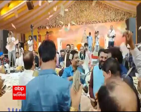 જામનગરઃ કીર્તિદાન ગઢવીના ડાયરામાં અલ્પેશ ઠાકોર અને કાંધલ જાડેજાએ કર્યો નોટોનો વરસાદ