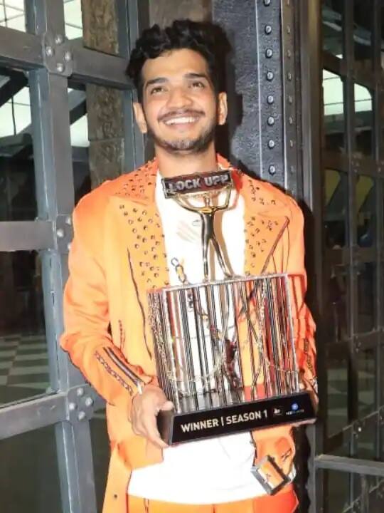 Munawar Faruqui wins Lock Upp : આ શો દ્વારા તેણે માત્ર પોતાની જાતને લોકોની સામે જ નથી મુકી પરંતુ તેની કારકિર્દીની ઉંચાઈને પણ એક ડગલું આગળ લઈ ગઈ. તે શરૂઆતથી જ શોનો મજબૂત સ્પર્ધક રહ્યો હતો.