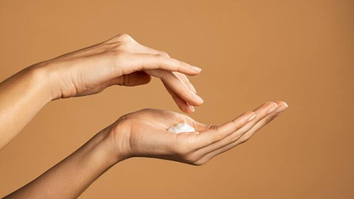 কিন্তু বিশেষজ্ঞদের মতে, নিয়মিত সানস্ক্রিন ব্যবহার করলে, এত কিছুর প্রয়োজনই পড়ে না। তাঁরা সাফ জানিয়েছেন, রোদের হাত থেকে ত্বক বাঁচাতে সানস্ক্রিনই যদি ব্যবহার না করেন, তাহলে কোনও প্রসাধনীই বয়সের ছোপ পড়া আটকাতে পারবে না।