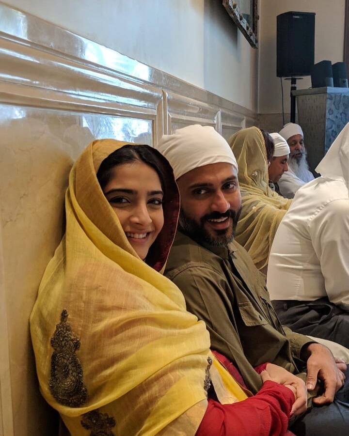 सोनम आगे लिखती हैं- मैं पूरे ब्रह्मांड का शुक्रगुजार हूं कि मुझे दुनिया का सबसे अच्छा लड़का मिला. मैं तुमसे बहुत प्यार करती हूं बेबी. अभी तो 6 साल हुए हैं हमें जिंदगी भर साथ निभाना है.