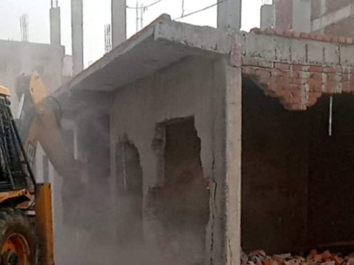 greater noida authority takes action against illegal construction in the area ANN Greater Noida: शाहबेरी में अवैध निर्माण पर चला प्राधिकरण का पीला पंजा, 4 फ्लैट और 8 दुकाने जमीदोंज