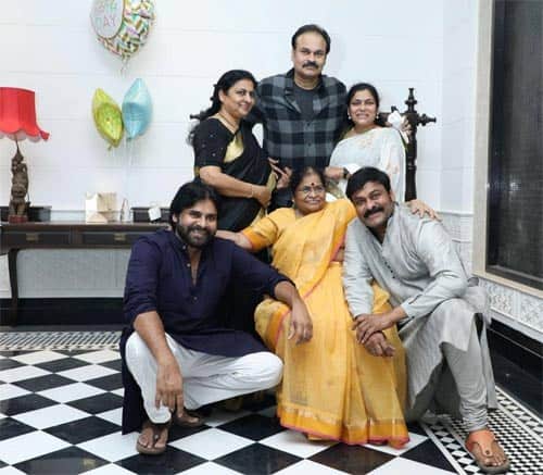 Megastar Shares A Special Video On Mothers Day: అమ్మతో క్వాలిటీ టైం స్పెండ్ చేసిన మెగా బ్రదర్స్
