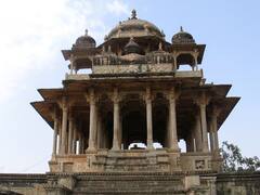 In Photos: बूंदी में दाई की याद में इस राजा ने बनवाई थी 84 खंभों की छतरी, जानें- क्या है खासियत?