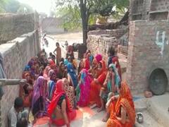 Auraiya News: औरैया में कच्चे मकान की दीवार गिरने से बच्ची की मौत, परिजनों ने प्रशासन पर लगाया ये आरोप