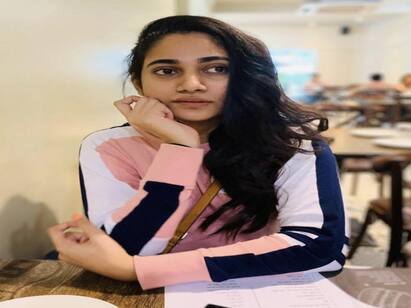 actress losliya worried  about economic crisis in srilanka “என்னால போஸ்ட்தான் போட முடியுது என் நாட்டுக்கு ஒன்னும் பண்ண முடியல“ - நடிகை லாஸ்லியா  உருக்கம்!