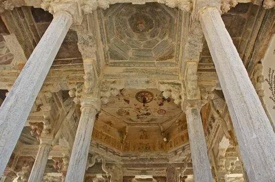 ਇਤਿਹਾਸਕਾਰ ਪੁਰਸ਼ੋਤਮ ਪਾਰੀਕ ਦੱਸਦੇ ਹਨ ਕਿ ਦੇਵਾ ਰਾਓ ਰਾਜਾ ਅਨਿਰੁਧ ਸਿੰਘ ਦੀ ਸੱਸ ਦਾ ਪੁੱਤਰ ਹੋਣ ਕਰਕੇ ਉਹ ਰਾਜੇ ਨੂੰ ਬਹੁਤ ਪਿਆਰਾ ਸੀ। ਉਸ ਸਮੇਂ ਛੋਟੀ ਉਮਰ ਵਿਚ ਹੀ ਦੇਵਾ ਦੀ ਮੌਤ ਹੋ ਗਈ ਸੀ, ਜਿਸ ਕਾਰਨ ਰਾਜਾ ਅਨਿਰੁਧ ਸਿੰਘ ਨੂੰ ਗਹਿਰਾ ਸਦਮਾ ਲੱਗਾ ਅਤੇ ਉਸ ਨੇ ਉਸ ਦੀ ਯਾਦਗਾਰ ਬਣਾਉਣ ਦਾ ਫੈਸਲਾ ਕੀਤਾ ਅਤੇ ਛੱਤਰੀ ਬਣਵਾਈ।