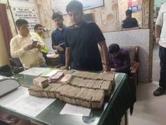 Prayagraj News: प्रयागराज रेलवे स्टेशन पर 81 लाख रुपयों से भरे सूटकेस के साथ पकड़ा गया शख्स, जांच में जुटी पुलिस