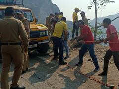 Road Accident: ऋषिकेश-बद्रीनाथ NH पर खाई में गिरी अनियंत्रित कार, एक परिवार के पांच लोगों की मौत, देखें तस्वीरें