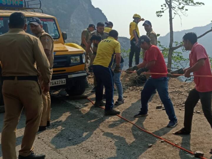 इस दुर्घटना में कार सवार 5 लोगों की मौके पर ही मौत हो गई है. दुर्घटनाग्रस्त कार में एक ही परिवार के पांच लोग शामिल थे. जिसमें दो पुरुष और तीन महिलाएं हैं. बताया जा रहा है कि मृतक लोग शादी की खरीदारी कर वापस चमोली जा रहे थे.