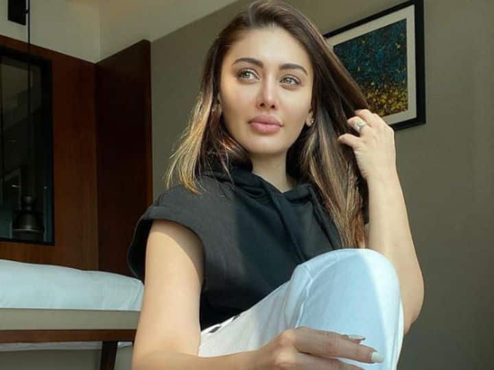 'काटा लगा' या गाण्याने लोकप्रिय झालेली शेफाली जरीवाला सोशल मीडियावर तिच्या सौंदर्यामुळे नेहमीच चर्चेत असते.