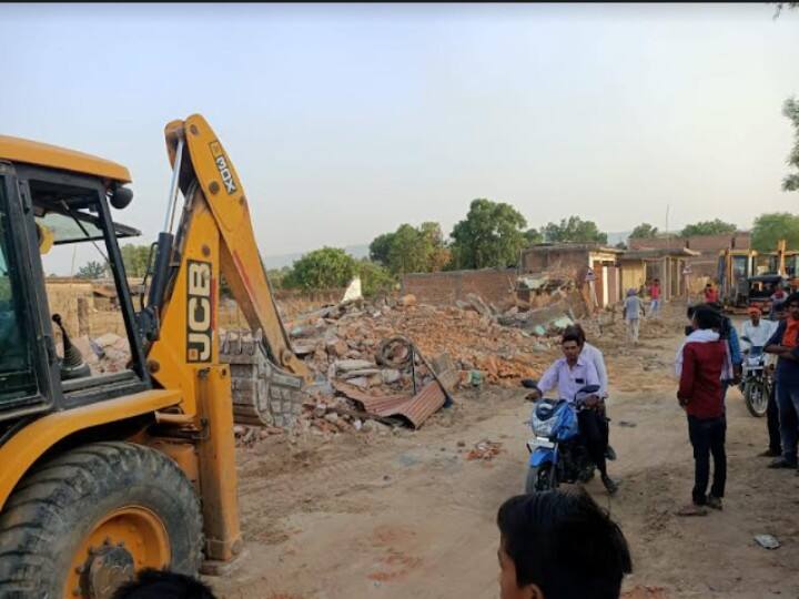 Bulldozers run on encroachment in Singrauli, government land freed from illegal occupants ann Madhya Pradesh News: सिंगरौली में अतिक्रमण पर चला बुलडोजर, अवैध कब्जाधारियों से मुक्त कराई करोड़ों की सरकारी जमीन