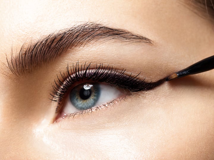 Follow These Tips To Applying Eyeliner Perfectly Eyeliner Tips: अगर लगाना चाहतीं हैं परफेक्ट आईलाइनर तो इन टिप्स को जरूर अपनाएं