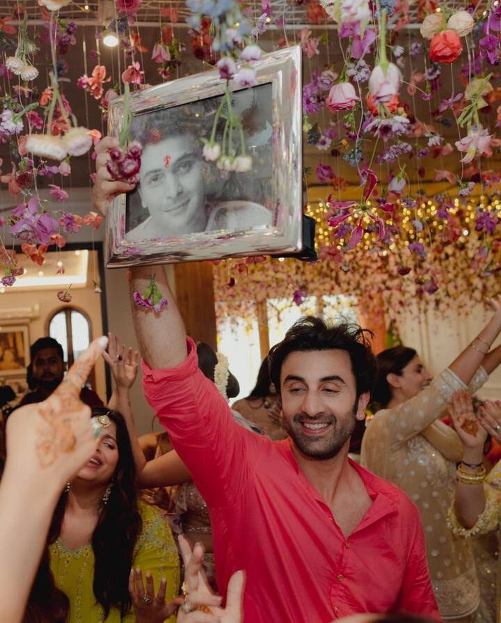 Film Companion ला दिलेल्या मुलाखतीमध्ये नीतू कपूर यांनी प्रश्न विचारण्यात आला की, 'आलिया आणि रणबीरचा विवाह सोहळ्या साध्या पद्धतीनं का पार पडला?' यावर नीतू यांनी उत्तर दिलं, 'आम्हाला सर्कस सारखा विवाह सोहळा नको होता. आम्हाला याबाबत कोणालाही सांगायचे नव्हते. आम्ही शॉपिंग देखील केली नाही.  काही लोकांना आम्ही काम करण्यास सांगितलं कारण जर आम्ही बाहेर गेलो असतो तर सर्वांना समजले असते की लवकर लग्न होणार आहे. जेव्हा  सब्यसाचे आऊटफिट आले तेव्हा सगळ्यांना कळाले. '(photo:social media)