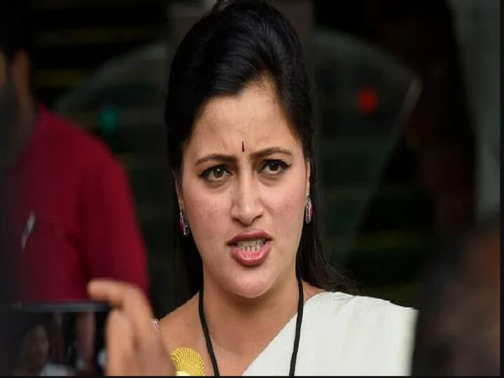 Navneet Rana on CM Thackeray: 'CM ठाकरे किसी काम के नहीं, हमें 20 फुट नीचे गाड़ने को कहा गया', दिल्ली पहुंचने से पहले गरजीं नवनीत राणा