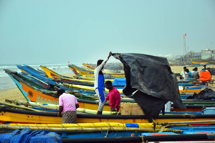 Cyclone Asani Bangladesh Cyclone threat looms large over B'desh coasts Cyclone Asani Bangladesh: অশনির ধাক্কায় কি টালমাটাল হবে বাংলাদেশ? কী বলছে আবহাওয়া দফতর