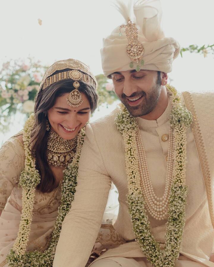 बॉलिवूडमधील क्यूट कपल अशी ओळख असलेल्या  रणबीर कपूरसोबत (Ranbir Kapoor) आणि आलिया भट्ट (Alia Bhatt)  यांचा विवाह सोहळा काही दिवसांपूर्वी पार पडला.(photo:social media)