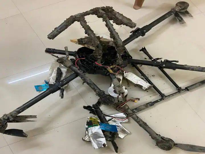 bsf troops foiled another smuggling attempt through pakistan drone Marathi news BSF : पाकिस्तानचा नापाक कट पुन्हा एकदा फसला, अमृतसरमध्ये हेरॉईन नेणारा ड्रोन BSF जवानांनी पाडला