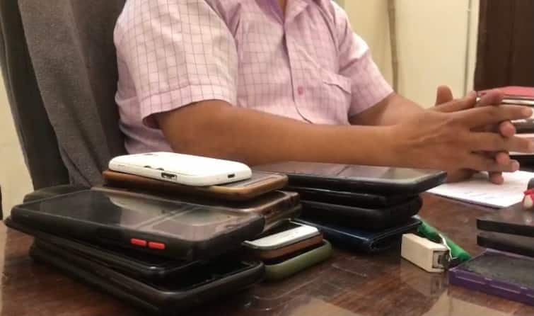 Gurdaspur district education officer orders to Government teachers to not use phone during school time ਸਕੂਲ ਟਾਈਮ 'ਚ ਅਧਿਆਪਕ ਨਹੀਂ ਕਰ ਸਕਦੇ ਫੋਨ ਦੀ ਵਰਤੋਂ, ਸਕੂਲ ਮੁਖੀ ਕੋਲ ਜਮ੍ਹਾਂ ਕਰਵਾਉਣ ਦੇ ਆਦੇਸ਼, ਅਧਿਆਪਕਾਂ ਨੇ ਦੱਸੀਆਂ ਦਿੱਕਤਾਂ