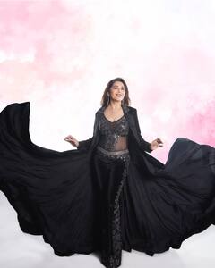 Madhuri Dixit Photos: ఒకప్పటి గ్లామర్ హీరోయిన్ అనకండి ఇప్పటికీ అలానే ఉంది