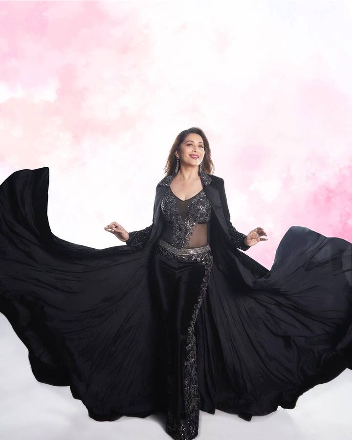 మాధురీ దీక్షిత్....వయసుతో పాటే గ్లామర్ కూడా పెరుగుతోంది. ఒకప్పుడు టాప్ హీరోయిన్గా, డ్యాన్స్ క్వీన్గా ప్రేక్షకుల హృదయాలు కొల్లగొట్టిన ఆమె ఇప్పుటికీ అదే అందంతో మాయచేస్తోంది.