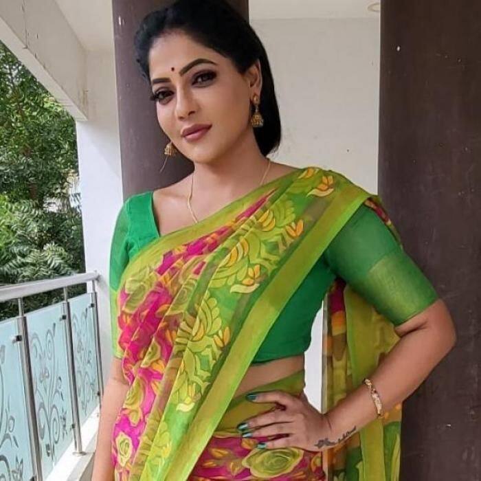 இவரது ராதிகா கதாபாத்திரத்திற்கு ஏராளமான ரசிகர்கள் உள்ளனர்.